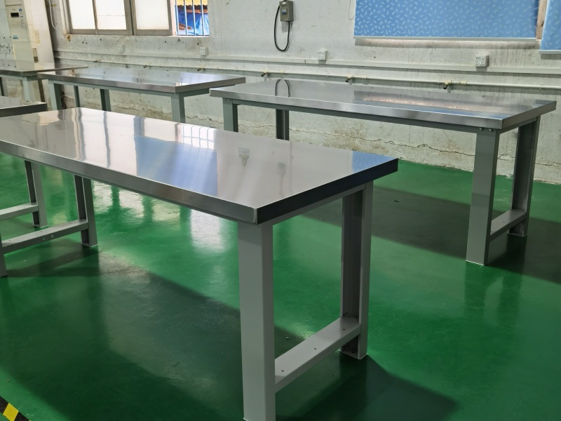 Nên chọn kết cấu hàn cố định hay lắp ráp cho bàn thao tác inox: Hướng dẫn lựa chọn và cấu hình